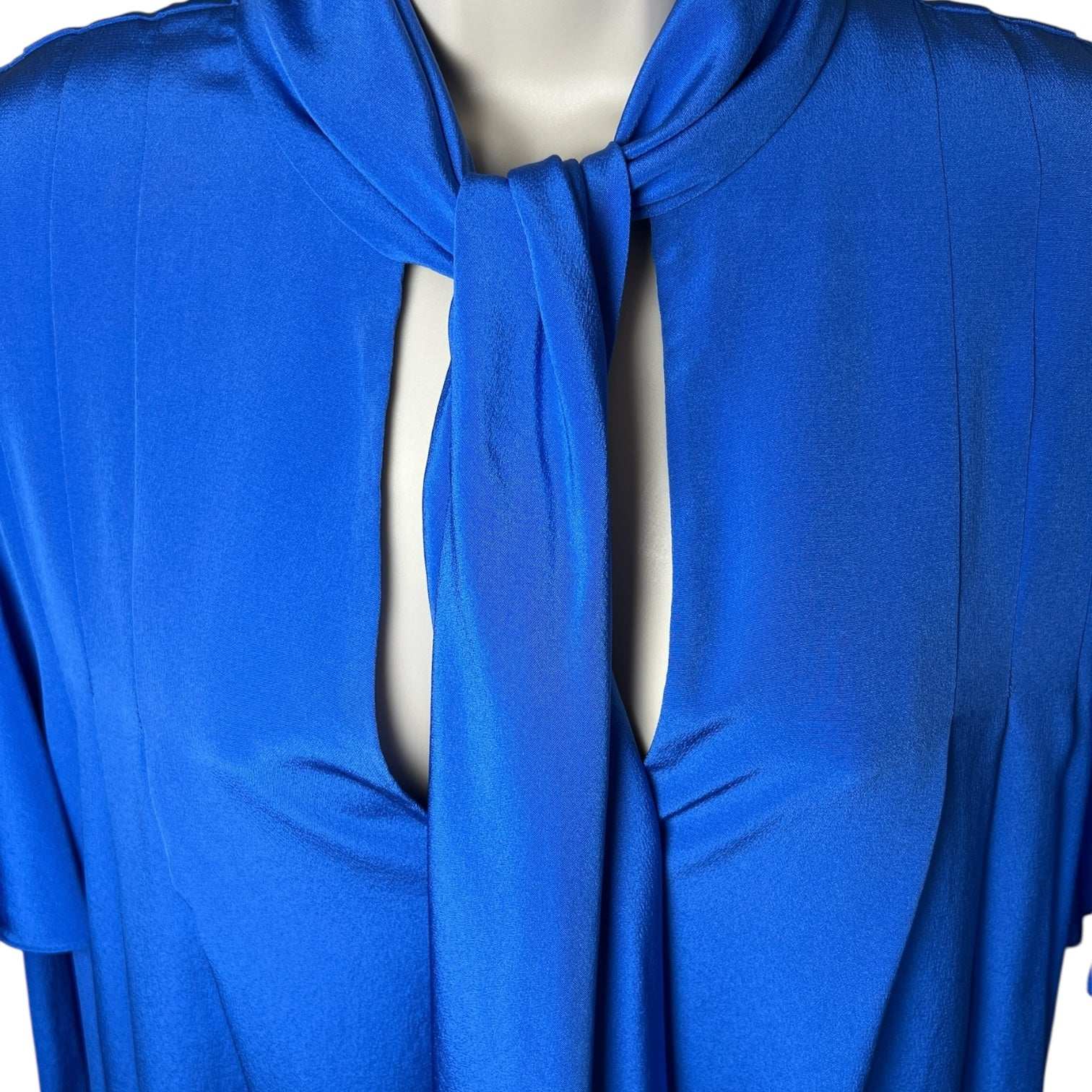 Diane von Furstenberg Silk Blouse – Pussybow V Neckline, Short Sleeve, US4 – pre-loved