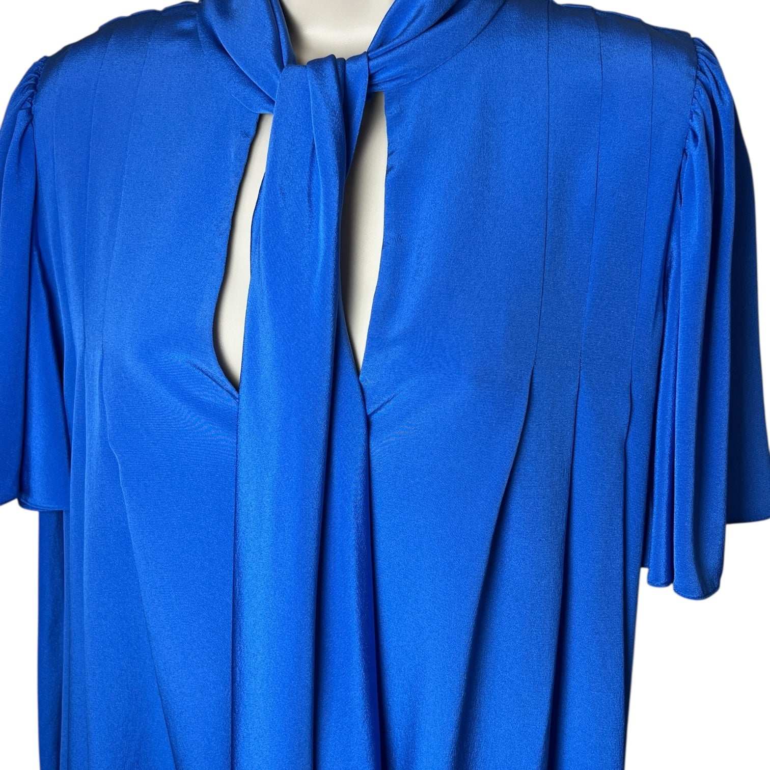 Diane von Furstenberg Silk Blouse – Pussybow V Neckline, Short Sleeve, US4 – pre-loved